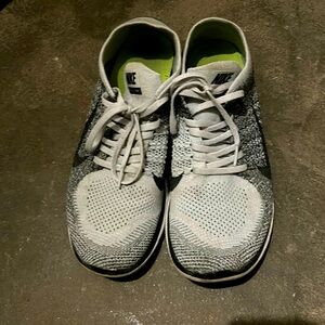 Men’s Nike free 4.0 Flyknit grey and black sz 9.5
